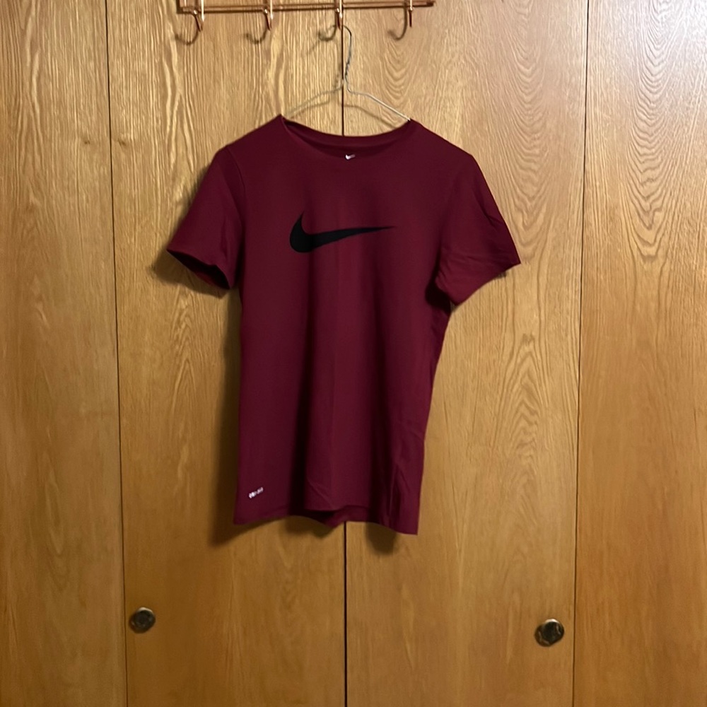 S Maroon Nike T Shirt